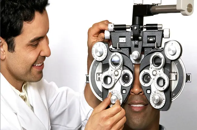 متى يجب عليك التوجه لطبيب العيون؟